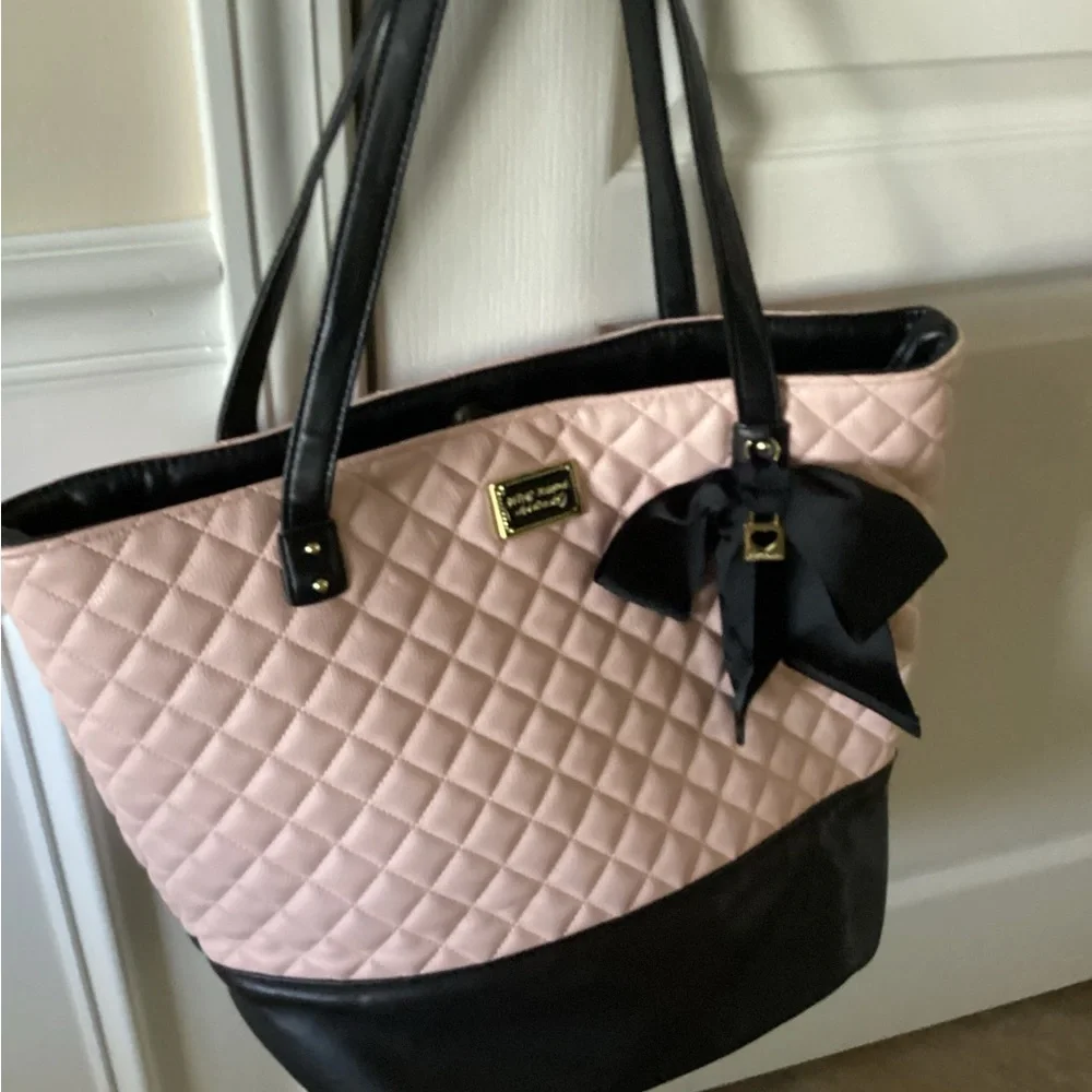 Betsey Johnson Tote Bag black and Pink, inside pockets and zipper. - Picture 1 of 10